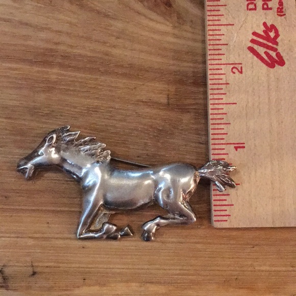 19.1 grams sterling silver Galloping Mustang Pin - Picture 4 of 4
